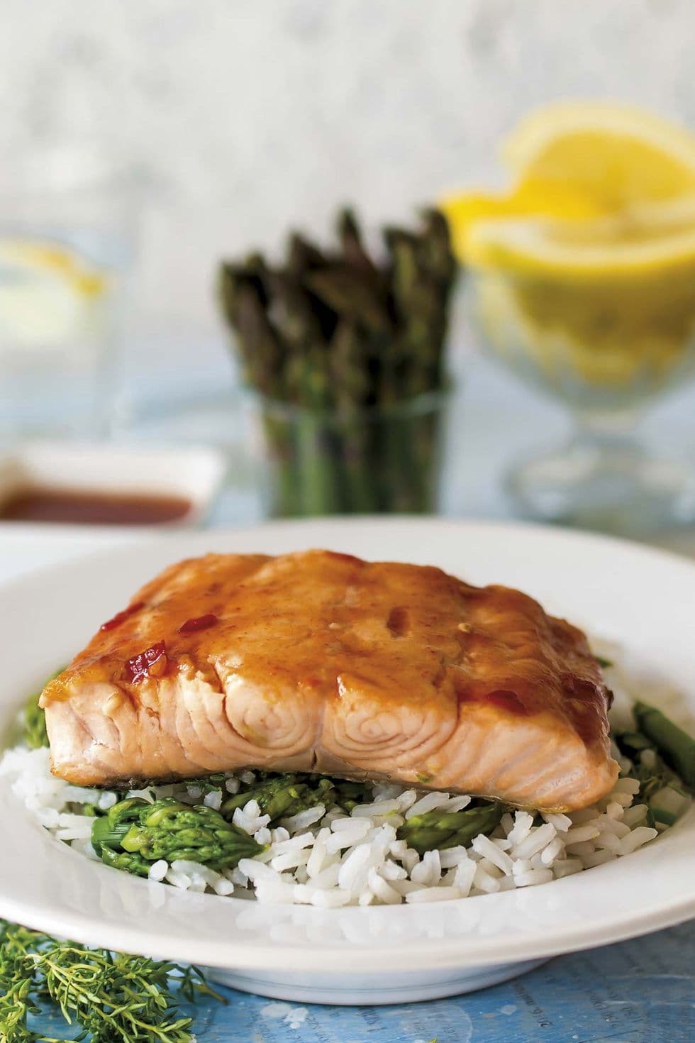 Salmón a la plancha con arroz y espárragos