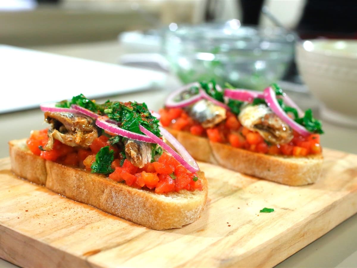 Tostadas con sardinillas